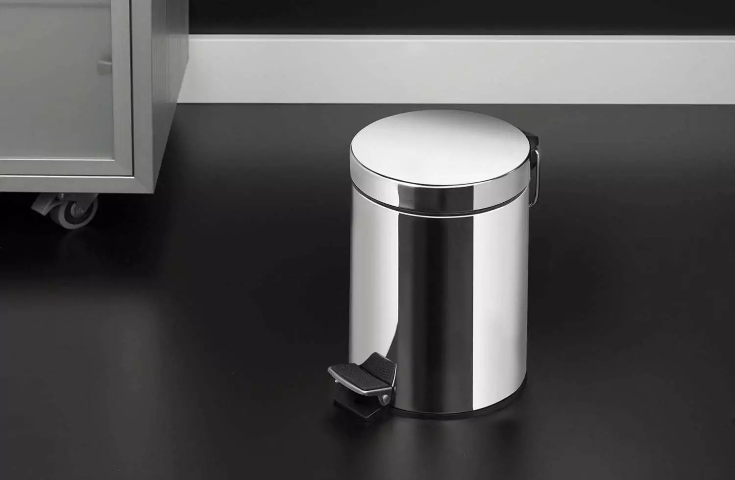 Papelera de baño Essentials 3L inox Cosmic ambiente 01